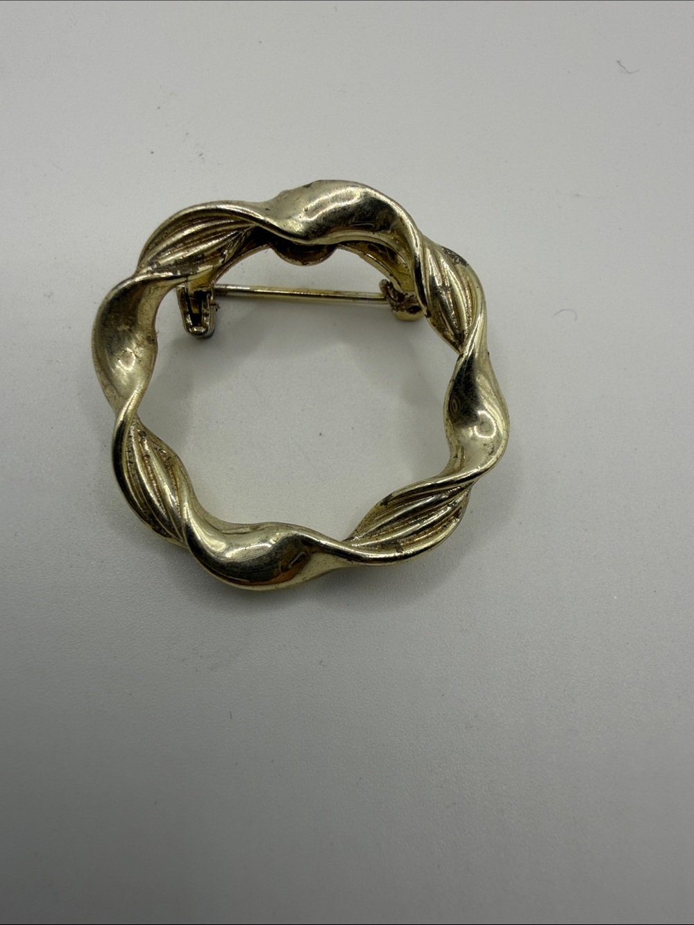 Classic Twisted Circle Brooch in Gold